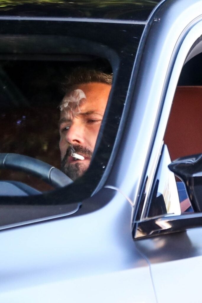 Ben Affleck fuma en su coche