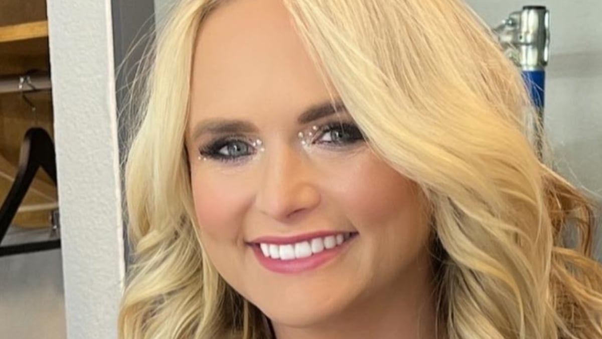 Miranda Lambert muestra 'gran corazón' en minifalda y coletas