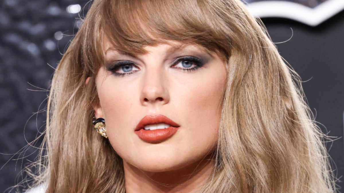 Taylor Swift Worries With Burn Marks On Minidress Dinner Date