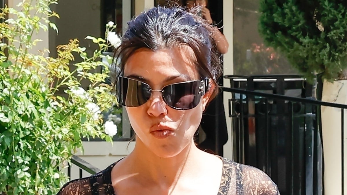 Kourtney Kardashian Warned About Travis Barker’s ‘Major Red Flags’ Amid Pregnancy Rumors: ‘He Seems Very Controlling’