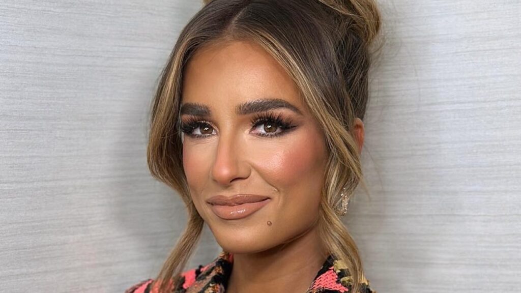 Jessie James Decker close up