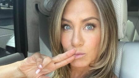 Jennifer Aniston flashes abs on Instagram