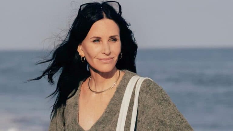 Courteney Cox’s Age-Defying Bikini Workout Is Turning Heads Friends star Courteney Cox