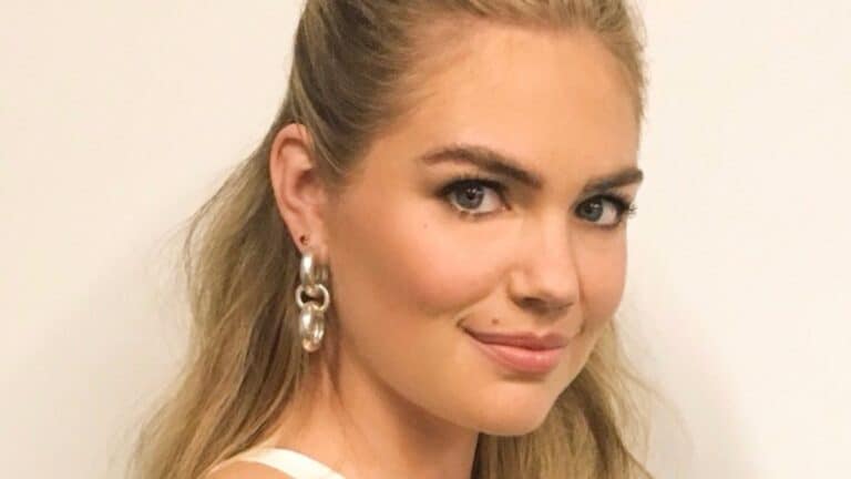 Kate Upton Shamed While ‘Struggling’ In Plunging Dress Kate Upton poses close up