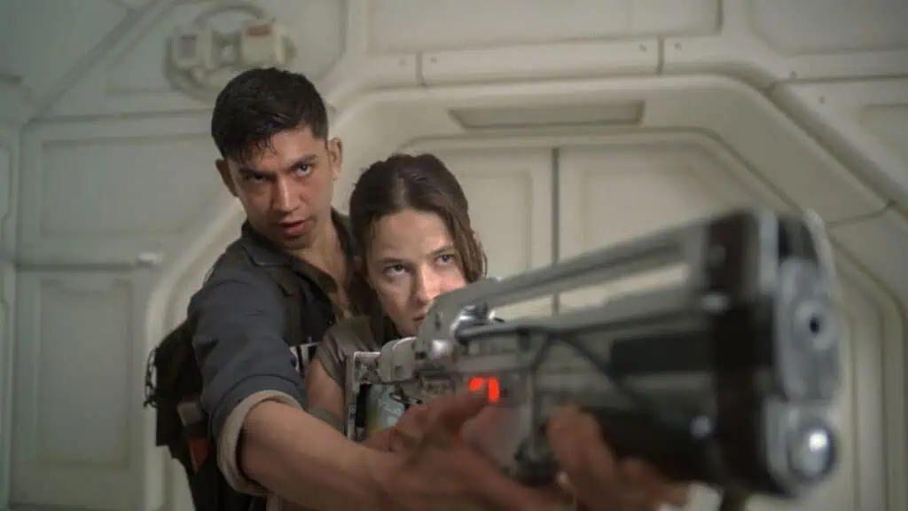 A shot of Cailee Spaeny and Archie Renaux from Alien Romulus