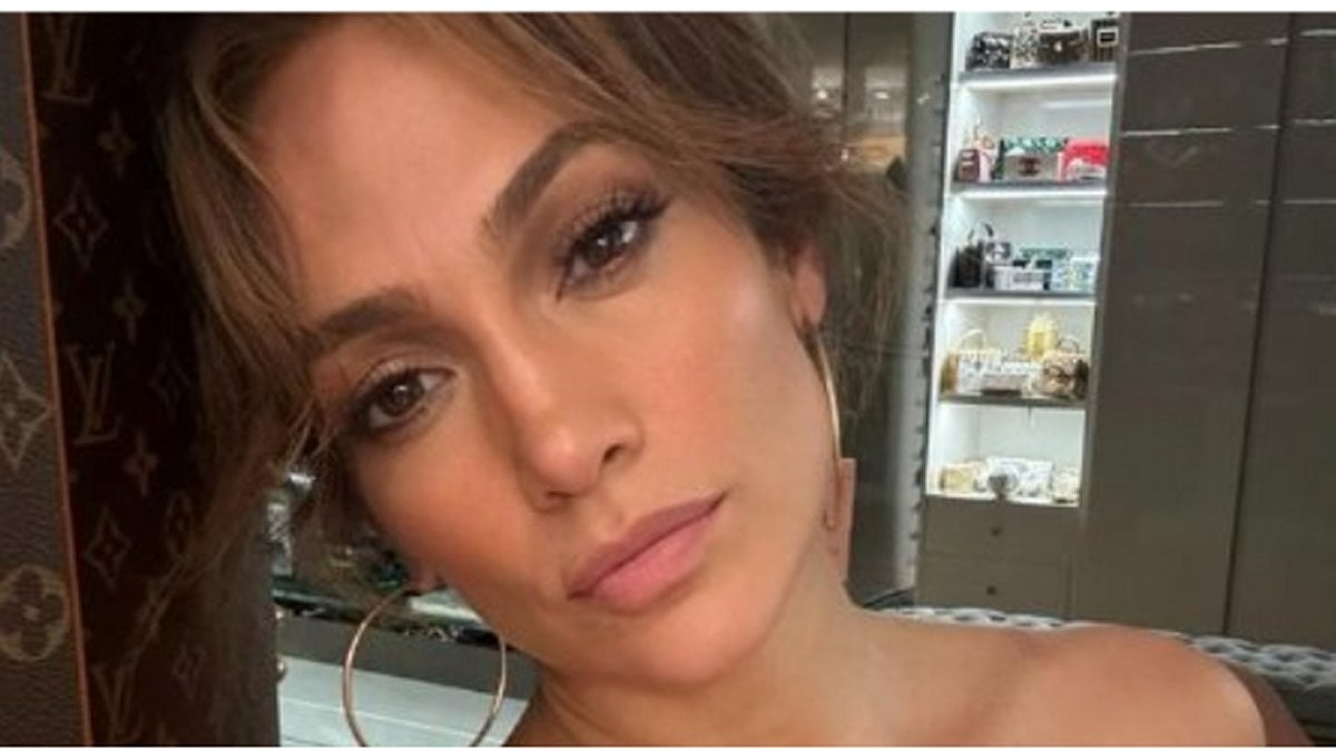 Jennifer Lopez ‘Totally Wrecked,’ Friends ‘Fear She Is Self-Medicating’