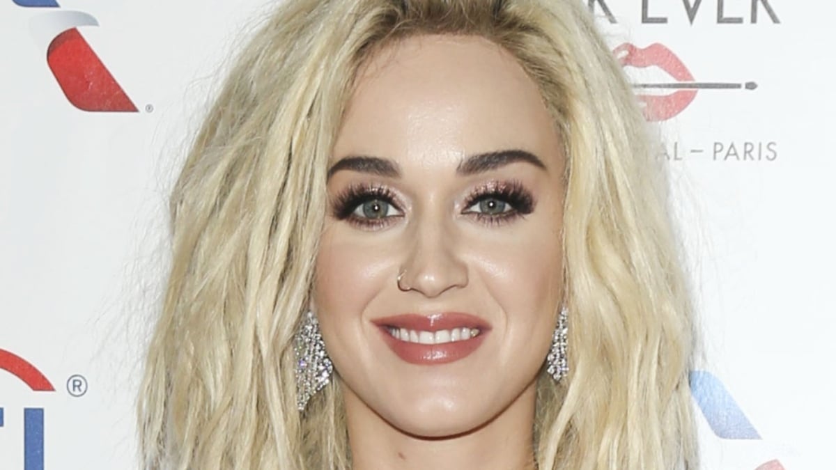 Katy Perry In Plunging Top Shows Off Her ‘Apples’