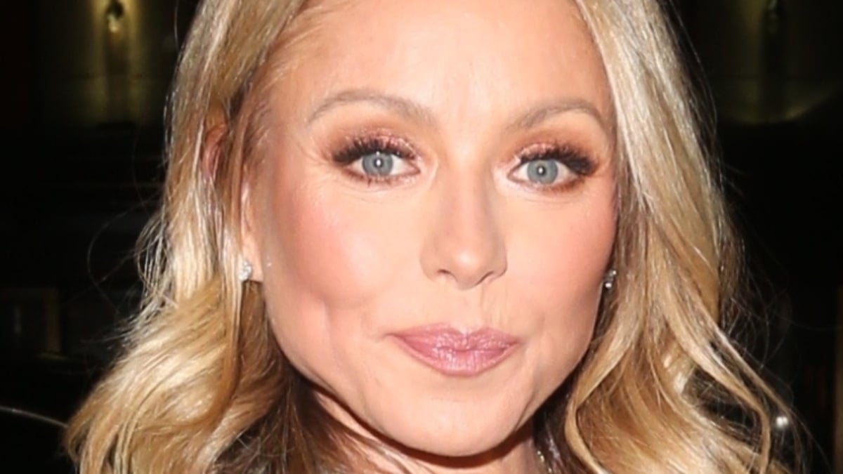 When Kelly Ripa Was ‘Way Too Thin’ In Plunging Glitter Dress