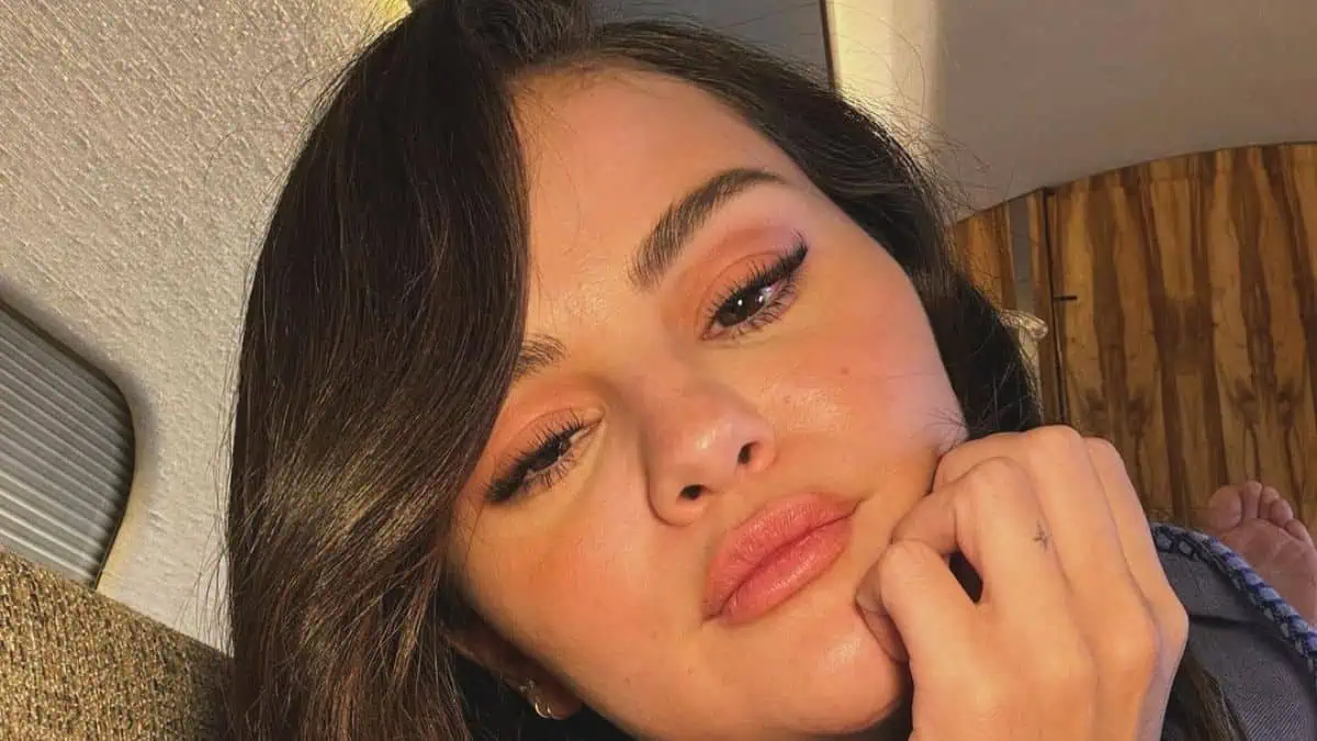 Selena Gomez Shuns Billionaire Status With Makeup-Free Nerdy Look