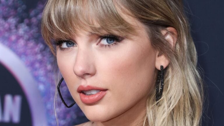 Taylor Swift poses close up