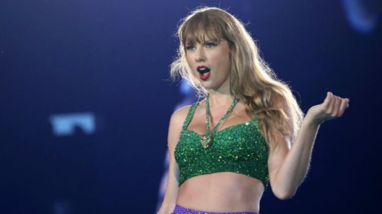 Taylor Swift Gets ‘Lucky’ After Winning Award ‘She Didn’t Deserve’ Taylor Swift Gets 'Lucky' After Winning Award 'She Didn't Deserve'