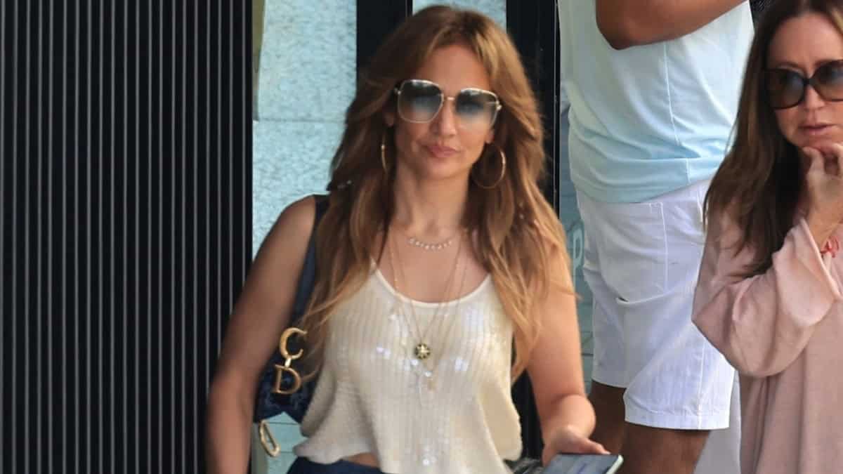 Jennifer Lopez Shows Ben Affleck She’s ‘Unbothered’ by Divorce While Flashing Abs During Strange Mall Dance: ‘Trying Too Hard’