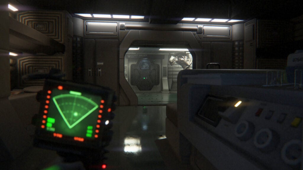 Amanda using a tracker in Alien Isolation