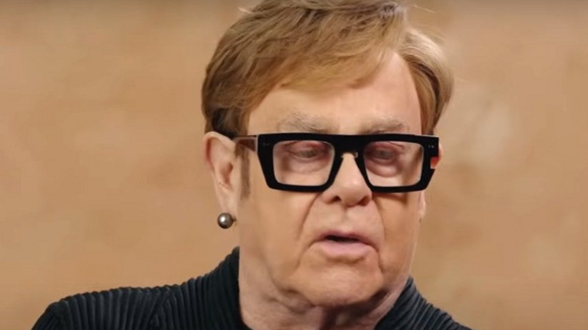 Elton John Disgusts Fans, Deemed ‘Gross’ For Bizarre Body Part Accessory, Told To Seek ‘Therapy’