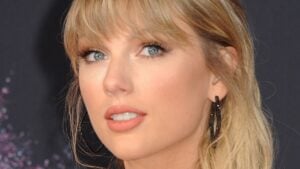 Taylor Swift posing close up