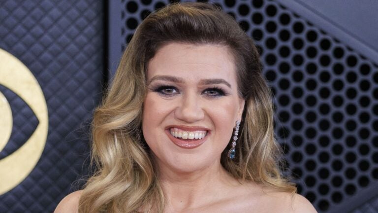 Kelly Clarkson Makes ‘Bizarre Naked Confession’ After She ‘Regained Weight’ Following ‘Emaciated’ Look Kelly Clarkson in a white dress