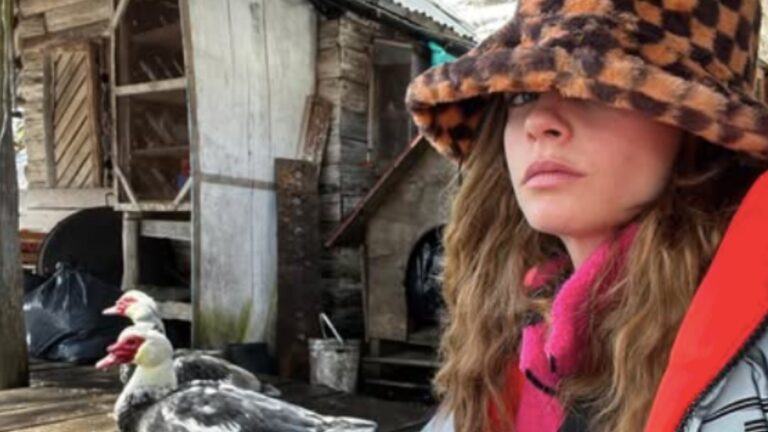 Cara Delevigne Breaks Down Friendship With Taylor Swift and How They Are ‘Very Different People’ Cara Delevigne poses with ducks