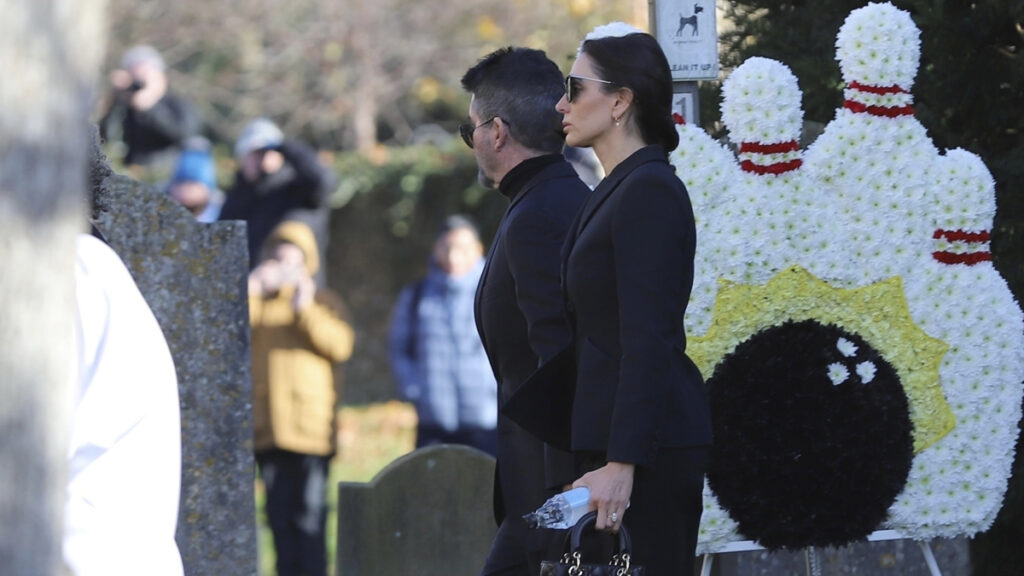 X Factor Mogul Slammed for Turning Liam Payne’s Funeral ‘Into the Simon Cowell Show’ After Attending With Fiancée, Lauren Silverman Simon Cowell and his partner Lauren Silverman arrive at Liam Payne's Funeral