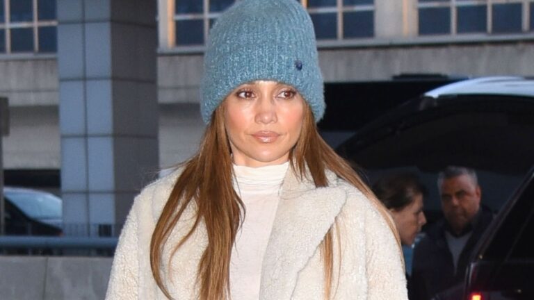 Jennifer Lopez ‘Seeking Revenge’ on Ben Affleck With ‘Perfect Rebound’ Kevin Costner: ‘This Could Be A Juicy Couple’ Jennifer Lopez arrives at JFK Airport in NYC