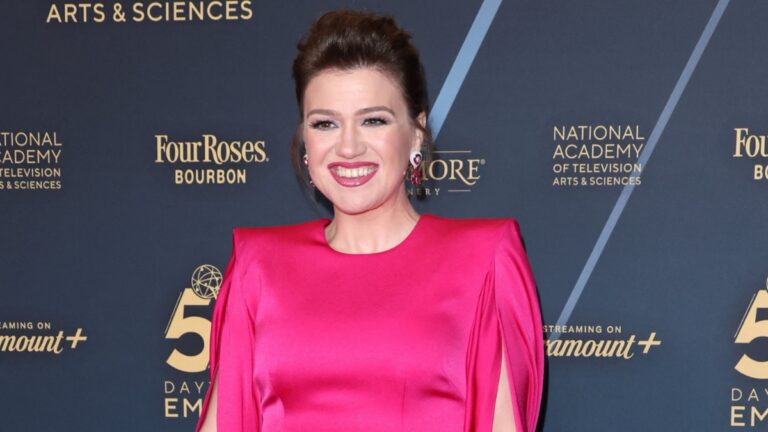 Kelly Clarkson Gets ‘Brutally Honest’ About Her Kids’ Heartbreaking Thoughts on Her Love Life: ‘Not That I’m The Type To Go and Kiss a Bunch of People’ Kelly Clarkson smiles in pink dress