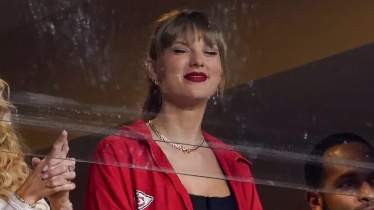 Taylor Swift Shares ‘Emotional Moment’ With Jason Kelce After He Apologizes for Phone Throwing Incident: ‘I’m Not Happy with Anything That Took Place’ Taylor Swift at Kansas City Chiefs game