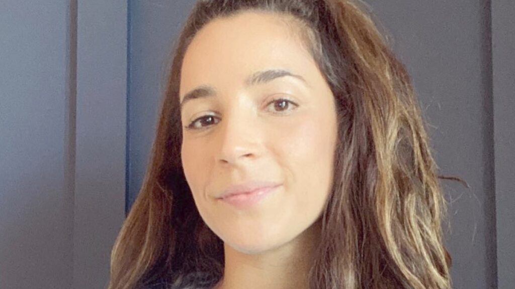 Gymnast Aly Raisman in Island Girl Sundress Shows Off Her ‘Coconuts’ Aly Raisman smiles close up