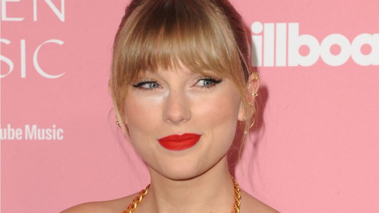 Taylor Swift wearing red lipstick