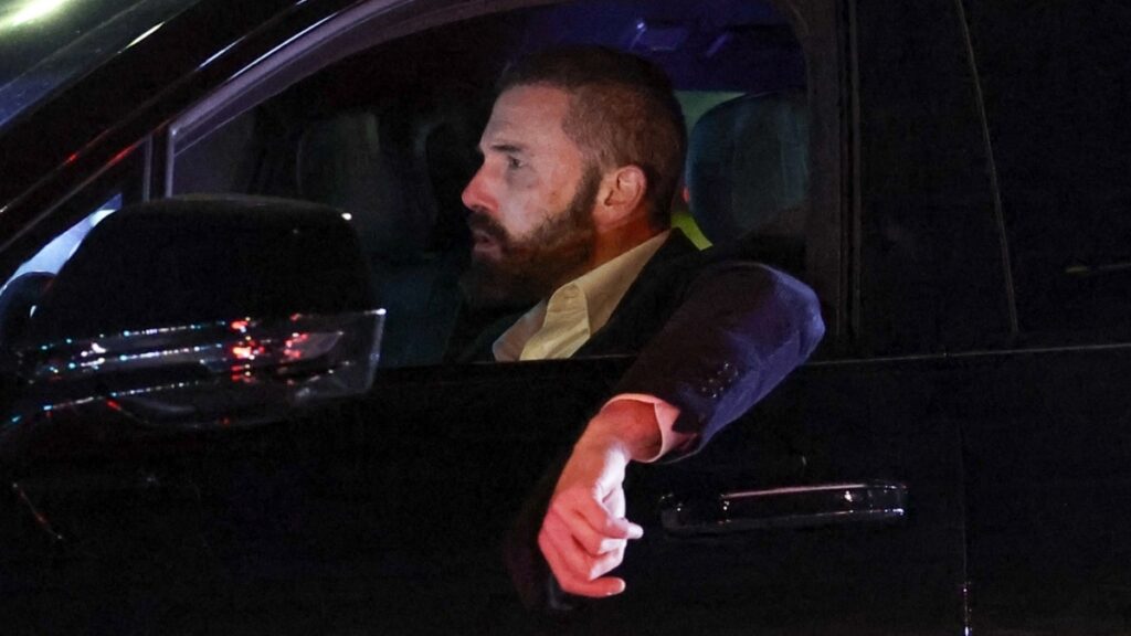 Ben Affleck Bolts To Jennifer Garner’s Side As He Evacuates Home Due To Dangerous Fires: ‘He’s Always Running To Her’ Ben Affleck forced to evacuate home