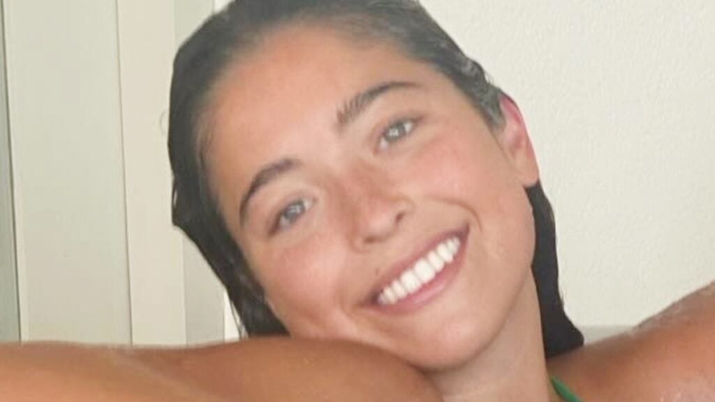 Kelly Ripa’s Daughter Criticized For ‘Mom’s Money’ In Stunning Studio Photos Lola Consuelos smiling close up