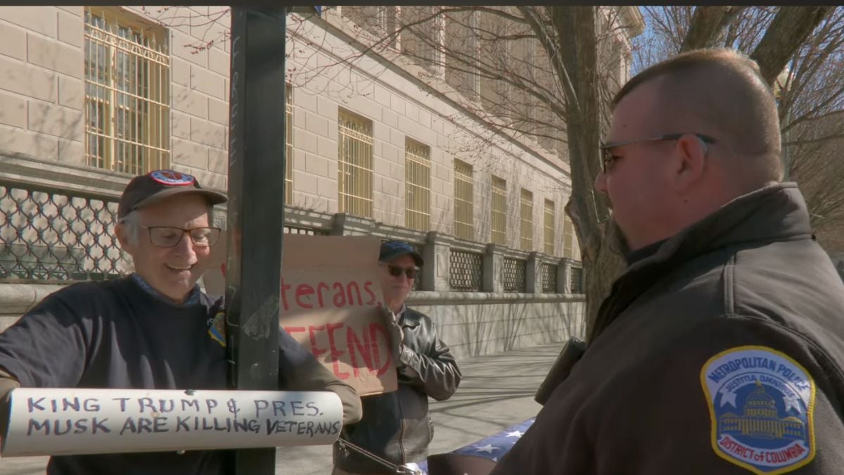 80-Year-Old Virginia Man Chained Outside White House With Sign ‘King Trump & Pres. Musk Are Killing Veterans! Domestic Enemies!’