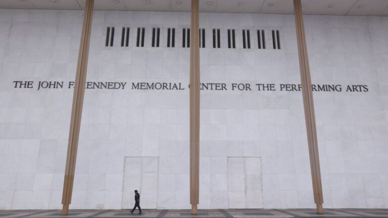 Washington Singer Told ‘Don’t Be Gullible’ After Questioning Trump-Appointed Kennedy Center’s Interim Director About DEI The main hall of the John F. Kennedy Center for the Performing Arts in Washington, DC