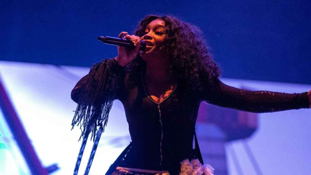 SZA Accused of Lip Syncing On Tour: ‘Baby That Mic Is OFF’ SZA