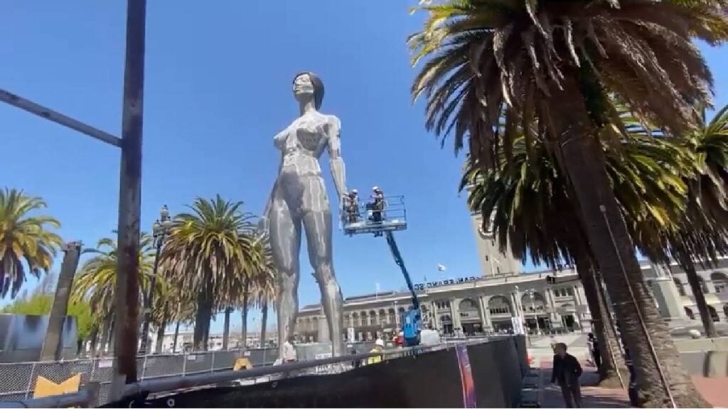 A San Francisco Worker Becomes So Engrossed in His Work That He Gets Caught up in It Too Deeply: ‘I Had No Idea the Statue Was Going to Be Interactive’ San Francisco Statue Worker