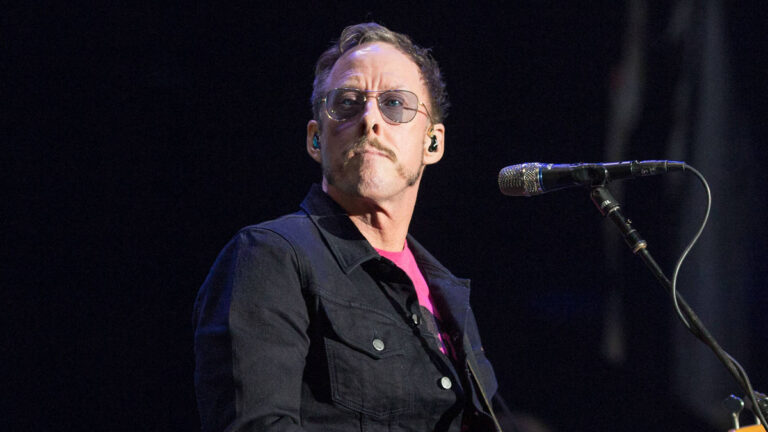 Scott Shriner at the 2017 KROQ Almost Acoustic Christmas