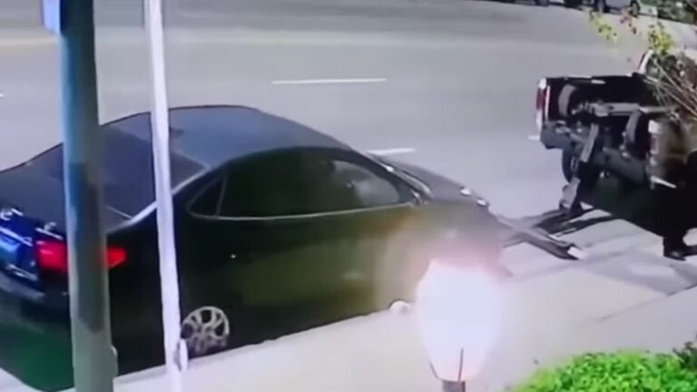 A picture of the California thief's tow truck.