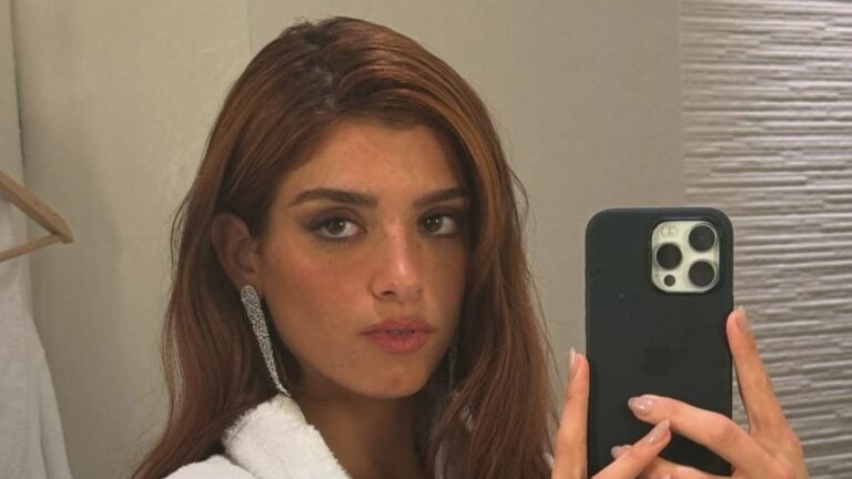 Dixie D'Amelio mirror selfie