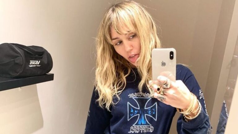 Miley Cyrus mirror selfie