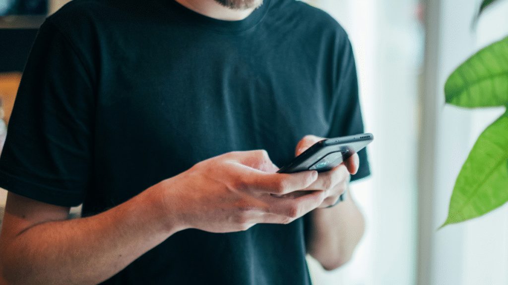 Alabama Boss Forces Employee To Text When He Leaves for Work and When He Gets Back Home: ‘Utterly Insane and a Huge Overstep’ Alabama Boss Forces Employee To Call When He Leaves for Work and When He Gets Back Home