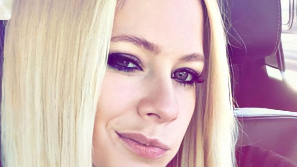 Avril Lavigne Covers ‘Love Story’ By Taylor Swift: ‘This Crossover Is Everything’ Avril Lavigne selfie