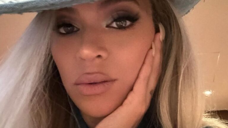 Beyoncé ‘Pulled A Jackson’ At Latest Show After Chaps Fall Down Beyonce selfie