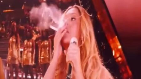 Beyoncé Caught Breaking The Law While Smoking On Stage: People ‘Hope Paris Fines Her’ Beyonce smoking