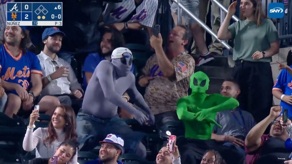 Dancing Aliens at New York Mets Game Go Viral, ‘I Have So Many Questions’ Dancing aliens at Mets game