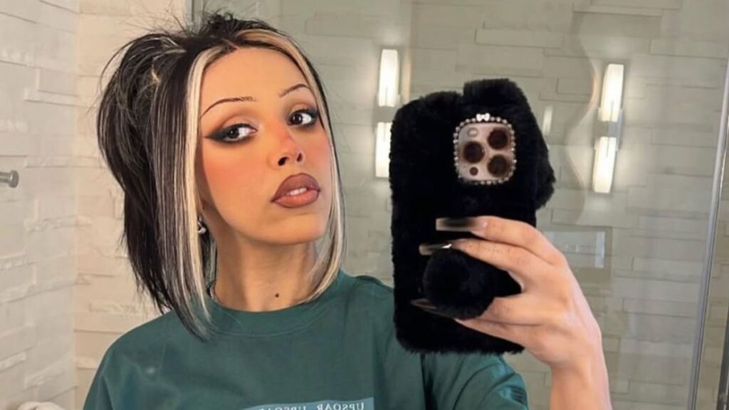 Doja Cat Dresses Like ‘A Cheap Hooker’: ‘Her Stylist Hates Her’ Doja Cat selfie