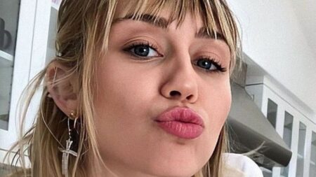 Miley Cyrus Accused Of ‘Snotty’ Diva Behavior: ‘Cyrus The Virus’ Miley Cyrus selfie