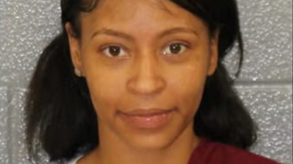 North Carolina Mom Assaults School Officials Who Called Her After Daughter Got in a Fight: ‘Apple Didn’t Fall Far’ Mom starts fight in school