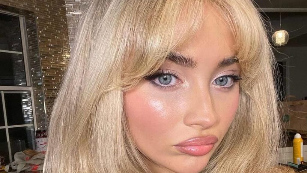 Sabrina Carpenter selfie