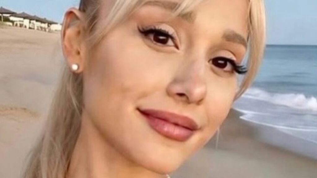 Ariana Grande Hits The Beach Amid ‘Anorexia’ Fears And Weight Worries Ariana Grande close up