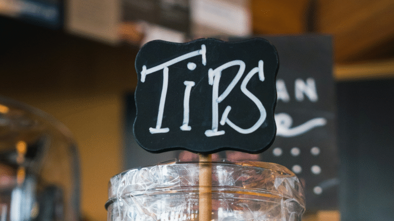 Tennessee Man Tips Waitress $300 Then Returns Two Weeks Later Demanding a Refund from Her: ‘People Are So Inconsiderate’ Tennessee Man Tips Waitress $300 Then Returns Two Weeks Later Demanding a Refund