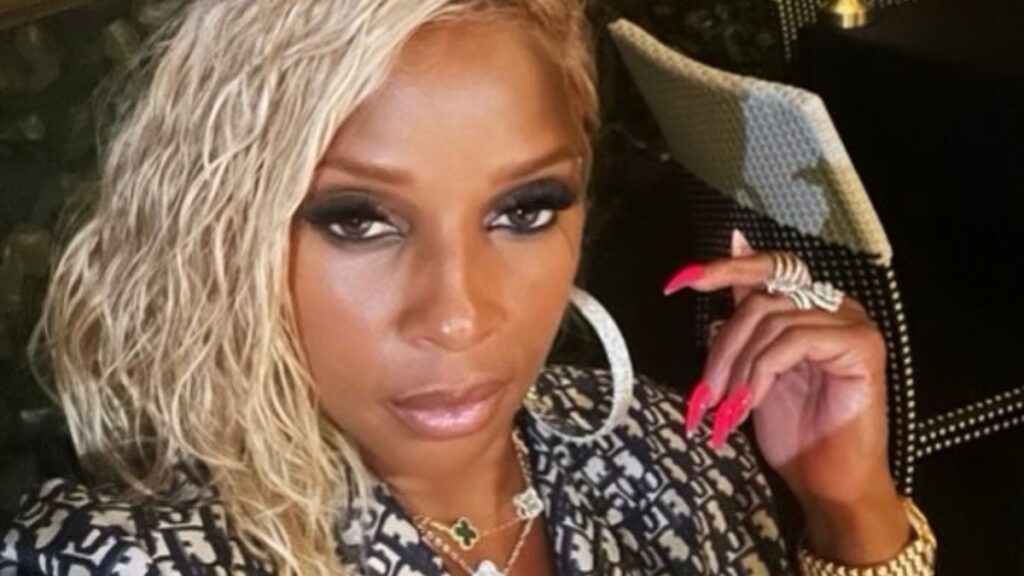 Mary J. Blige selfie