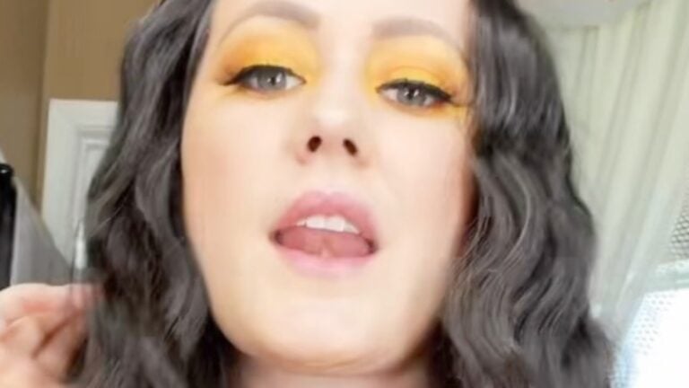 Jenelle Evans poses close up